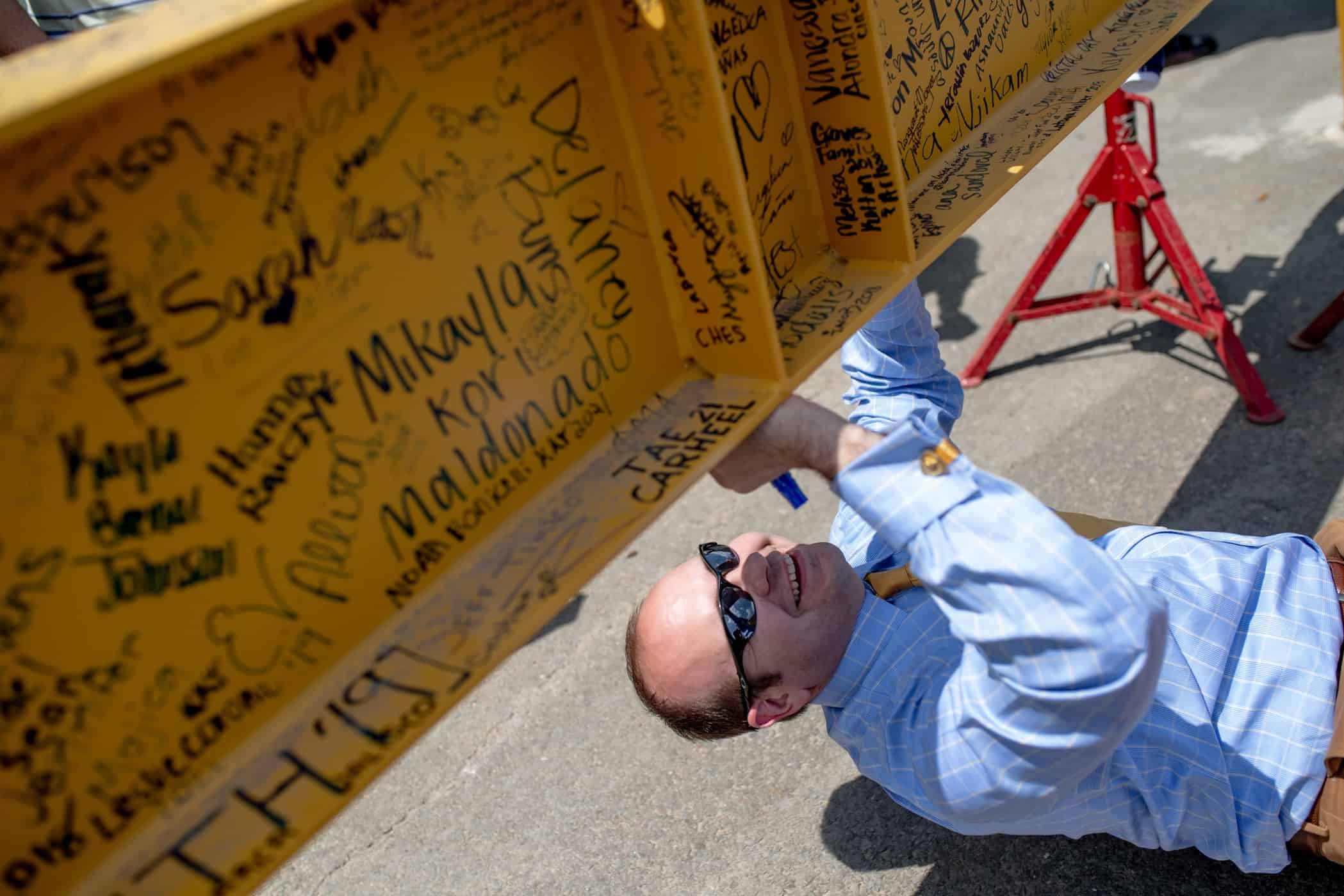 A faculty signing a pole