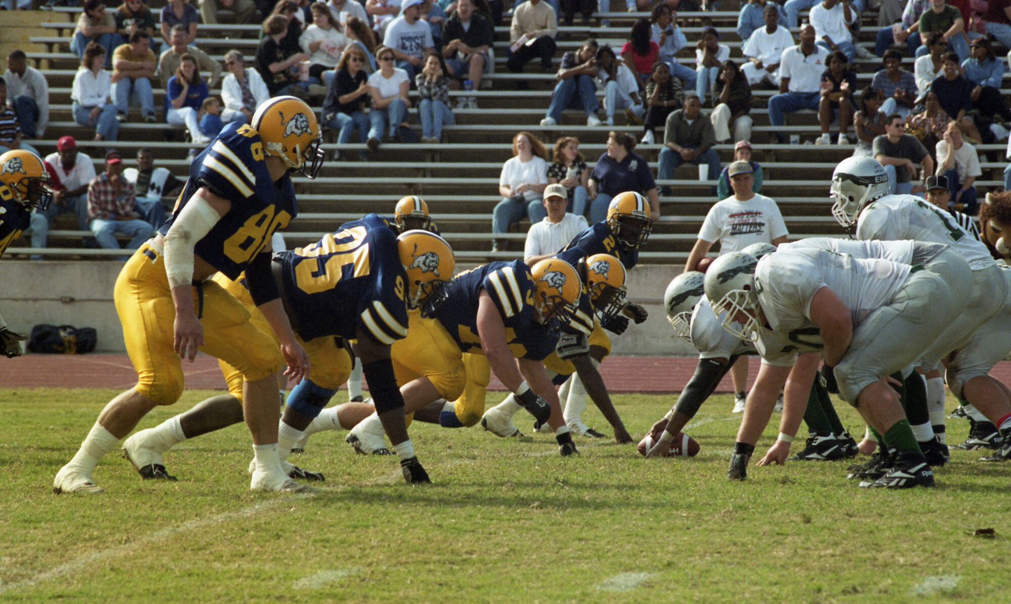 Football players lined up at the line of scrimmage.