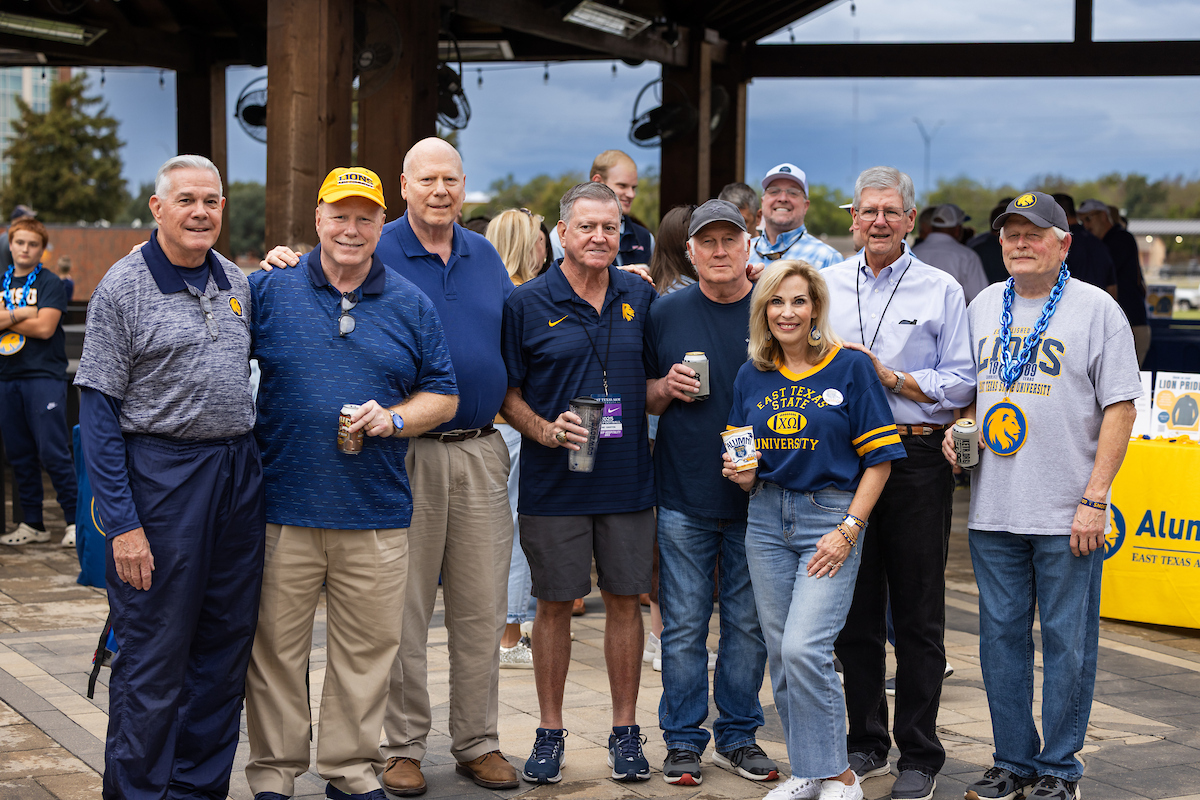 a group of alumni outside.